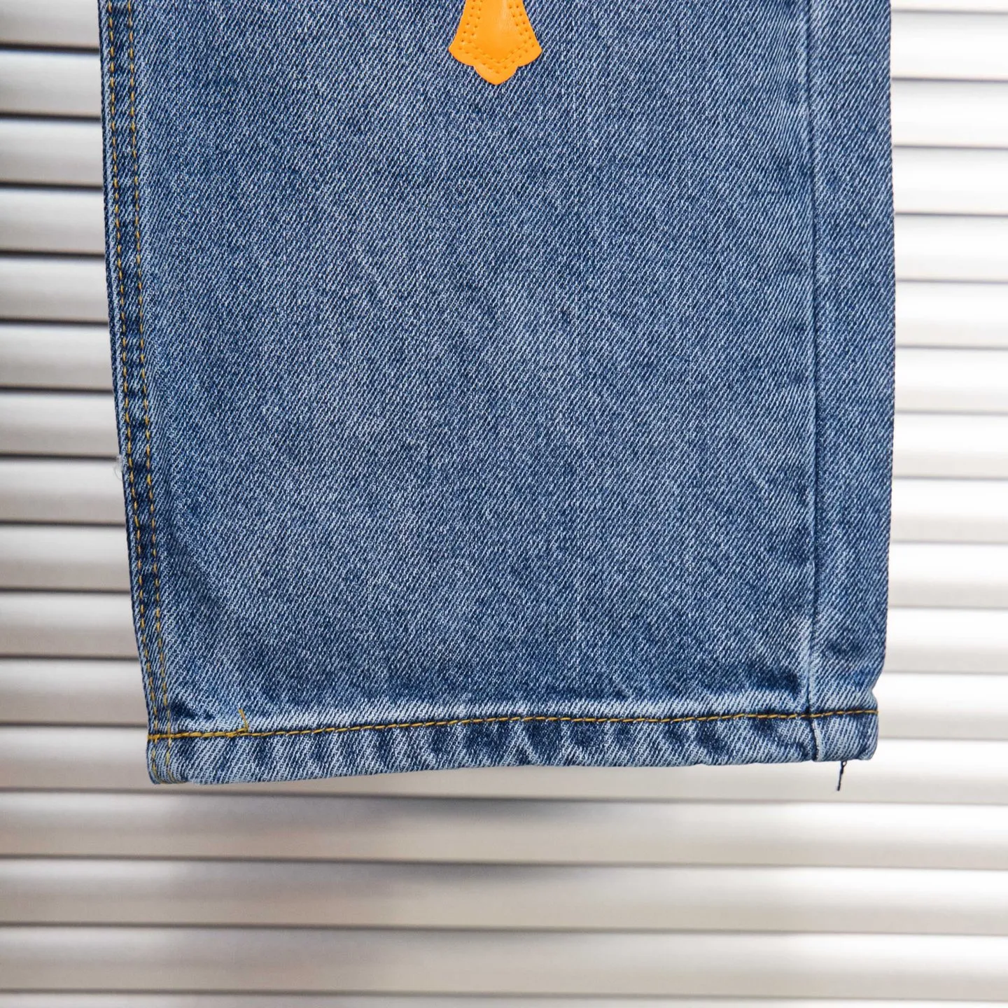 P260 Chrome Hearts light blue pants, Sanskrit yellow and white patchwork leather jeans. CH jeans need to be washed before being dismantled and then hand-stitched with sheepskin cross leather and then spliced ​​together. The whole piece has too many craftsmanship to explain. The patchwork is decorated with cross flowers, and the high-waisted washed jeans! ! Absolutely high-end luxury products, god-level single products and super popular products, made with top heavy industry, a must-see magic weapon. Customized hardware. The fabric is thick and soft after washing. It has good breathability. Customized small leather label. Unique design. The details are simple and elegant, and the workmanship is exquisite. The entire trousers are neatly routed and the details are in place! It’s so cool that both men and women can easily control the genderless trend! Style number: 1804# Color: blue Size: 28 30 32 34